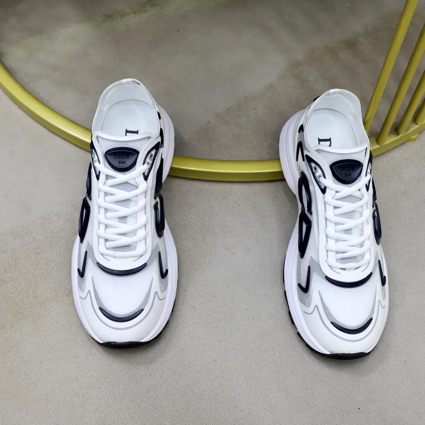 Ex-factory price: 560💰DIOR#B30 COUNTDOWN TECH shoes 1. Inspired by lighter running shoes this season 2. Made of multi-layer transparent nylon upper, futuristic 3. CD30 rubber logo on the tongue/heel to highlight the brand style 4. Equipped with ultra-light foam midsole for the ultimate comfortable wearing experience 5. The entire series uses WELDED (seamless bonding) technology to ensure durability and lightness 6. Full size dopamine color matching, 39-45 (38, 46 customized)